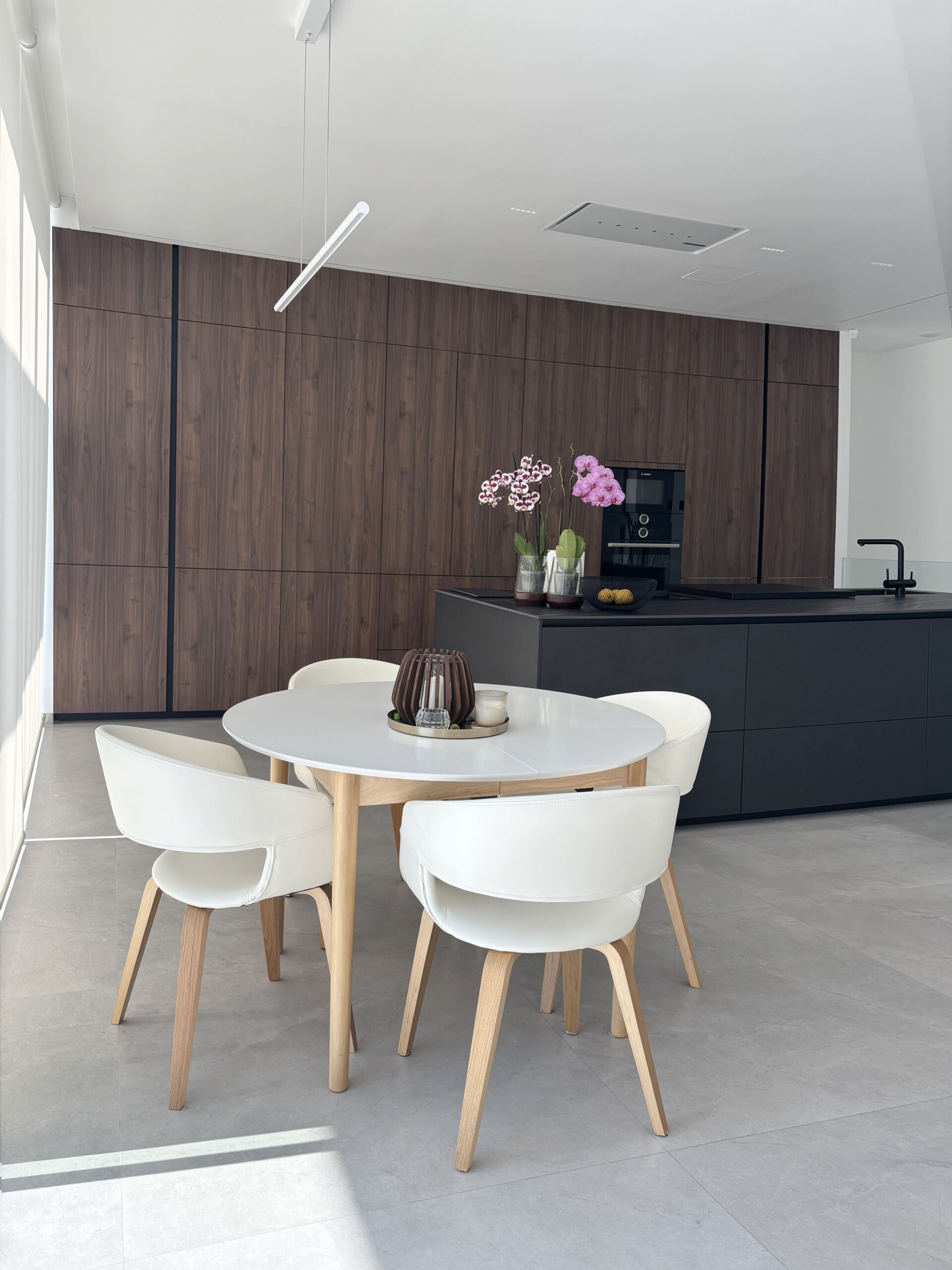 Proyecto cocina en nogal con isla negra 4 IMG 5390 R scaled