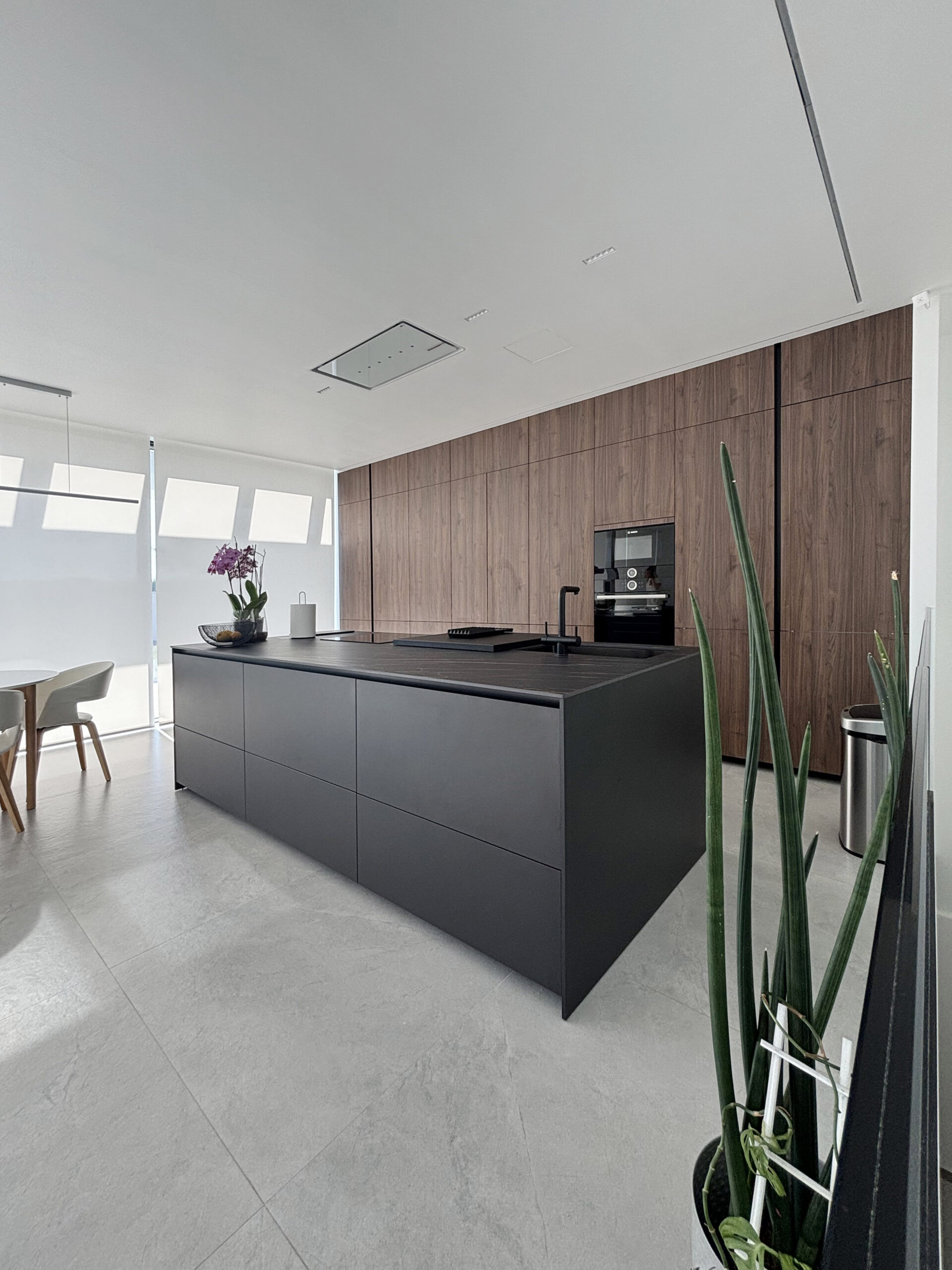 Proyecto cocina en nogal con isla negra 6 IMG 5395 R scaled
