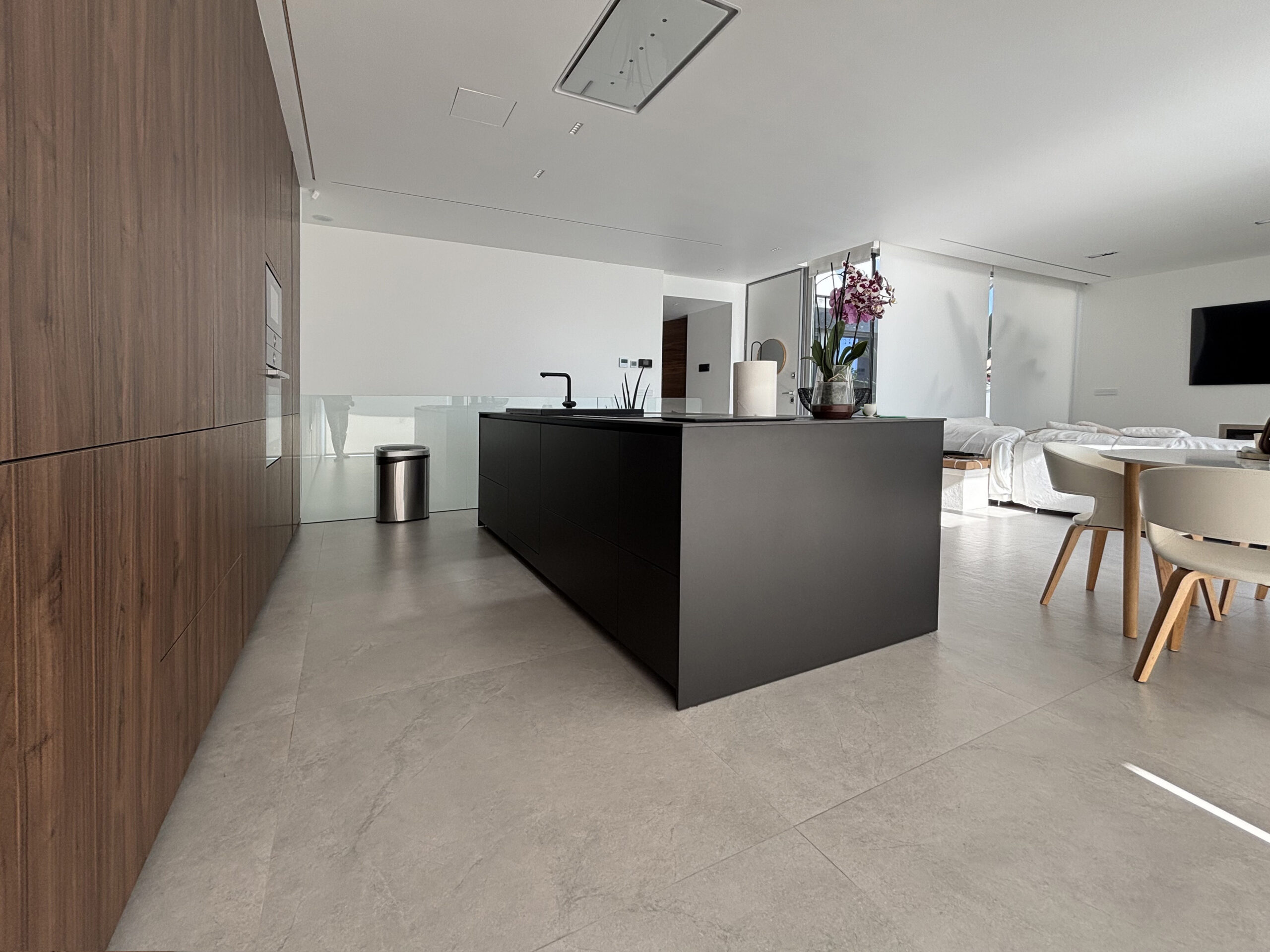 Proyecto cocina en nogal con isla negra 2 IMG 5406 R scaled