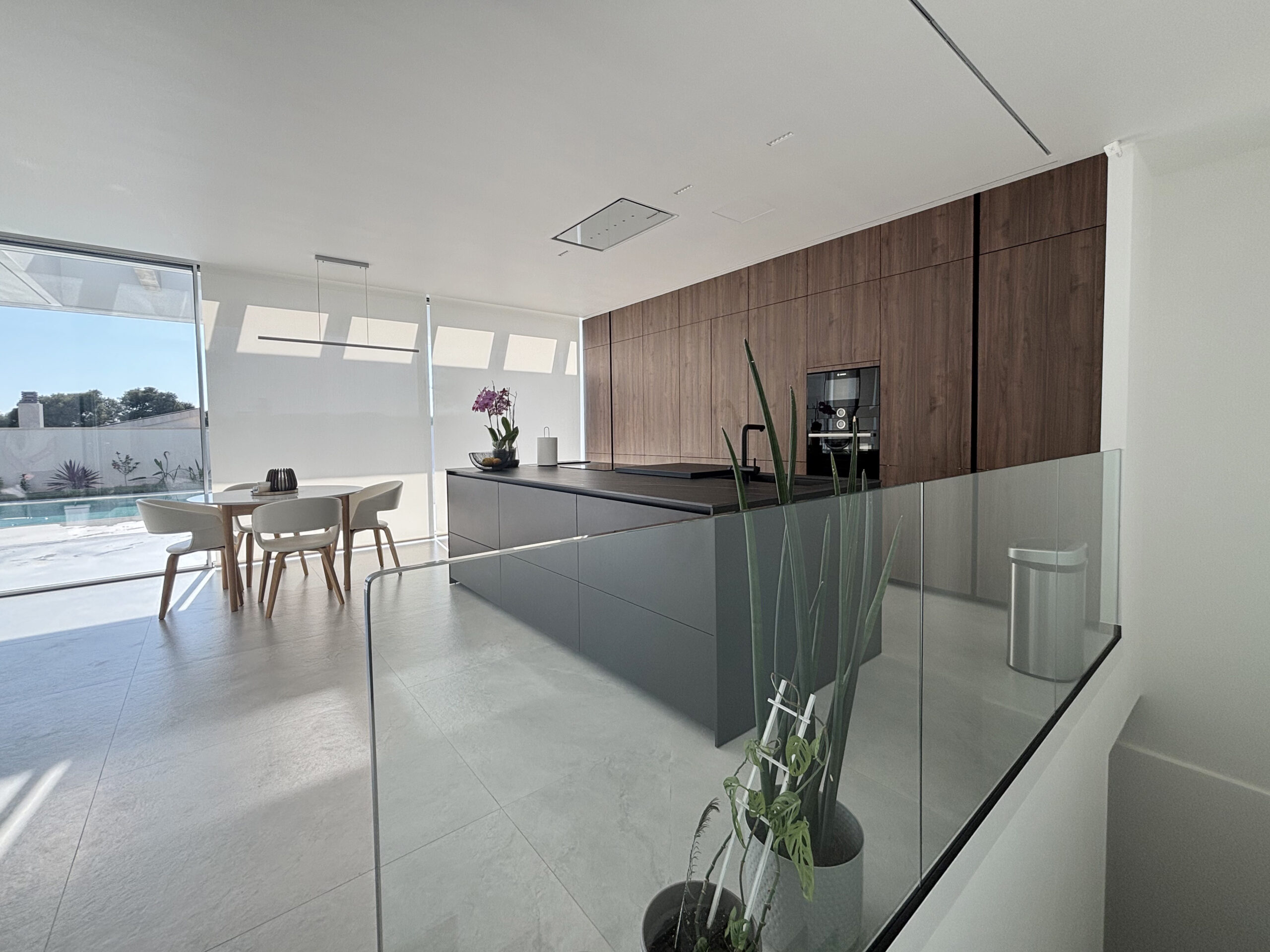 Proyecto cocina en nogal con isla negra 3 IMG 5412 R scaled
